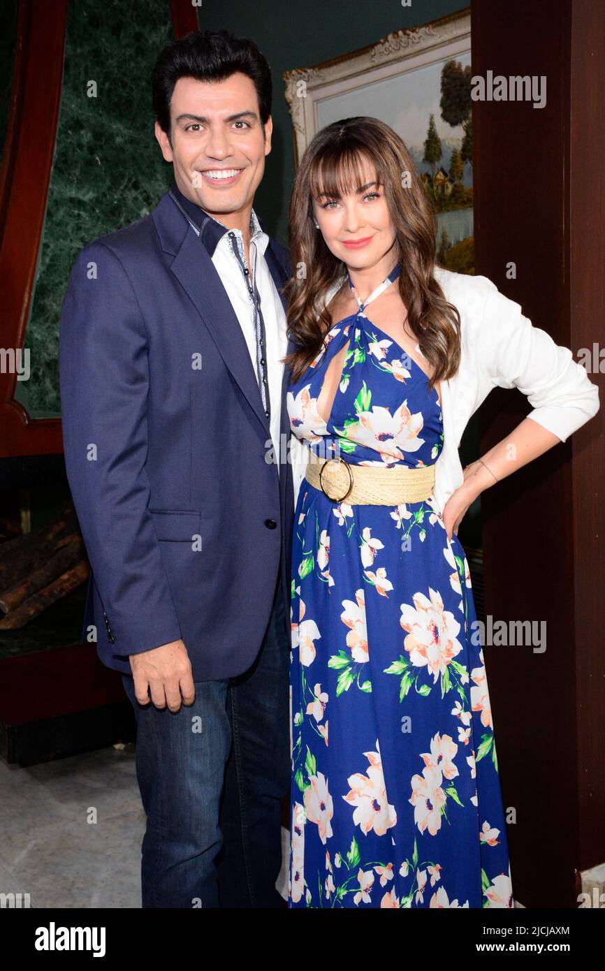 Mexico City, Mexico City, Mexico. 13th June, 2022. June 13, 2022 in Mexico City, Mexico: Andres Palacios and Aracely Arambula pose for photos during the clapperboard at the start of recording of the soap opera 'La Madrastra'. On June 13, 2022 in Mexico City, Mexico. (Credit Image: © Jorge Gonzalez/eyepix via ZUMA Press Wire) Stock Photo