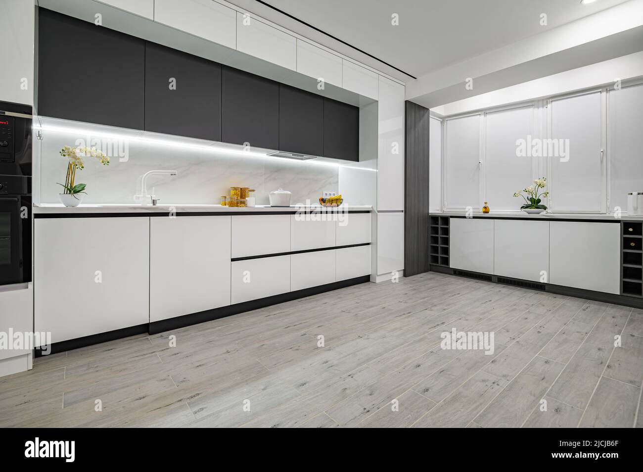 Luxury white and black modern marble kitchen Stock Photo - Alamy