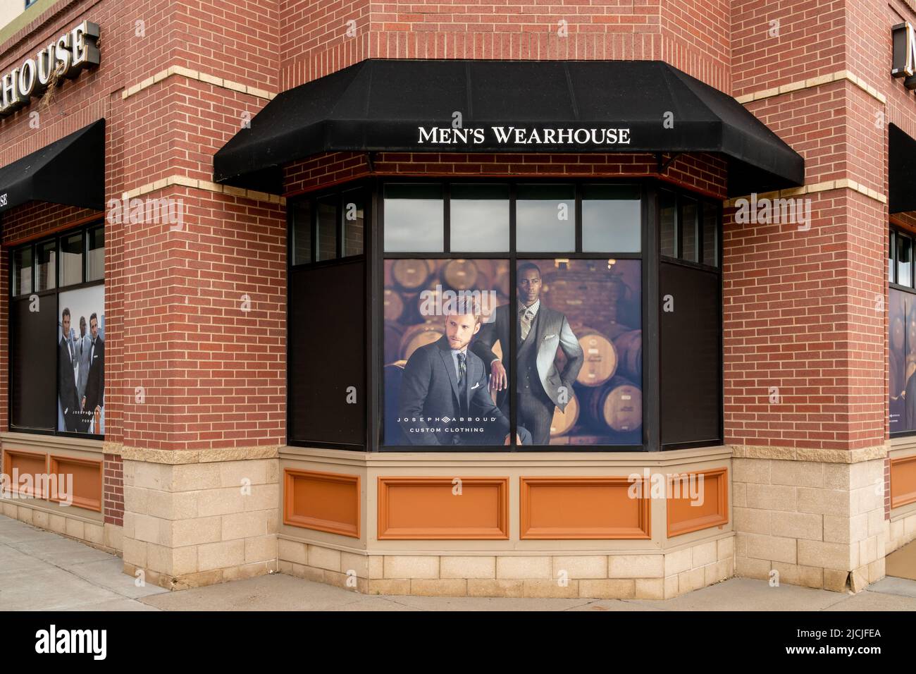 MINNEAPOLIS, MN, USA JUNE 12, 2022Men's Warehouse retail store