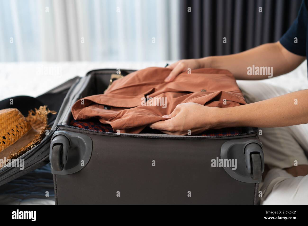 Open suitcase on bed hires stock photography and images Alamy