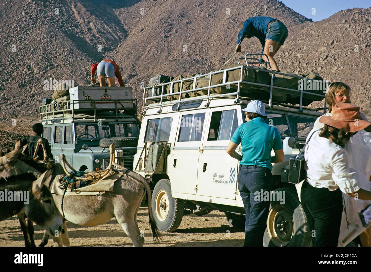 Unloading tourists and baggage, Landrovers of MIntrek Expeditions Ltd, Tassili N'Ajjer National Park, near Djanet, Algeria, north Africa 1973 Stock Photo