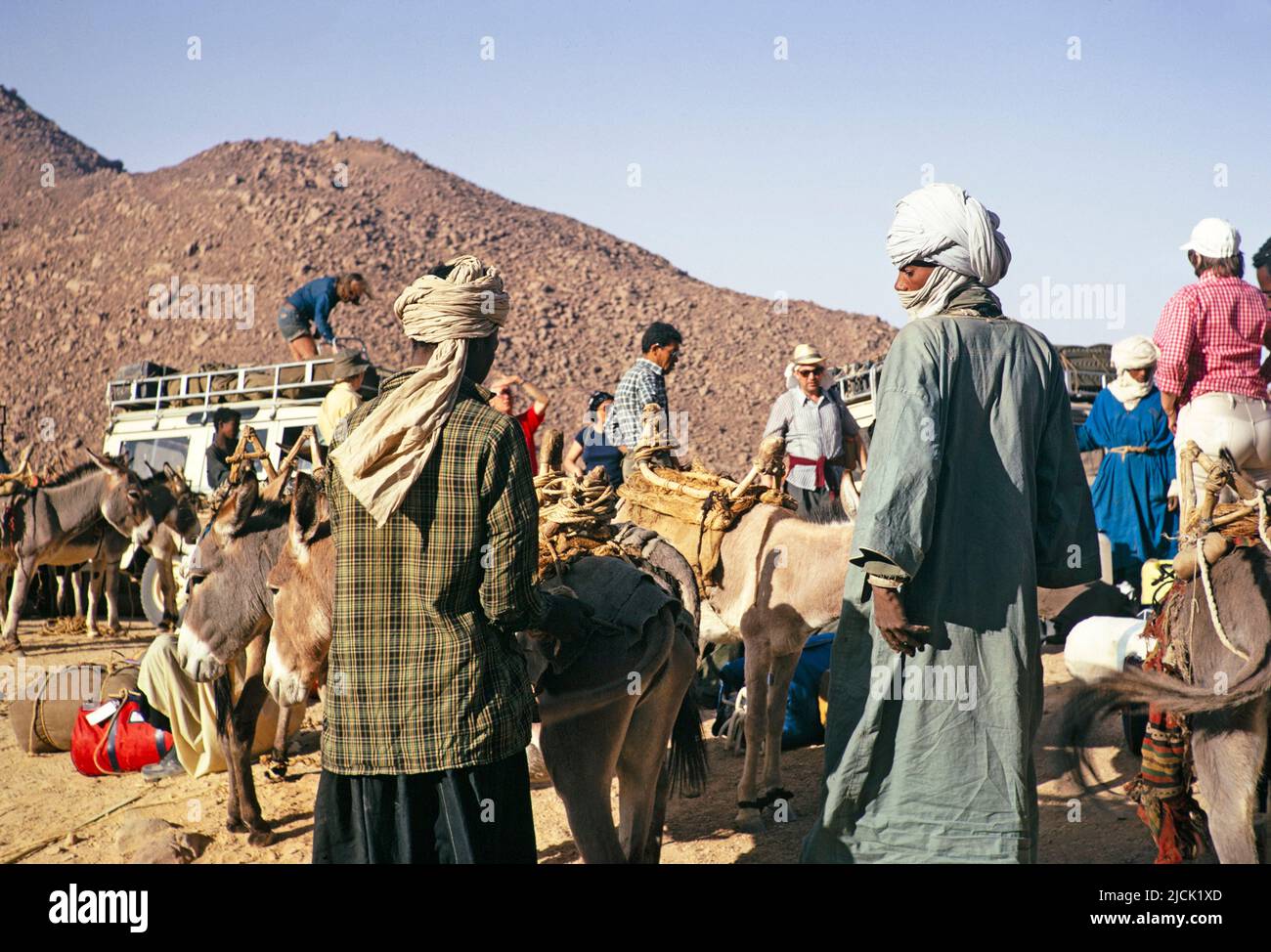 Unloading tourists and baggage, Landrovers of MIntrek Expeditions Ltd, Tassili N'Ajjer National Park, near Djanet, Algeria, north Africa 1973 Stock Photo