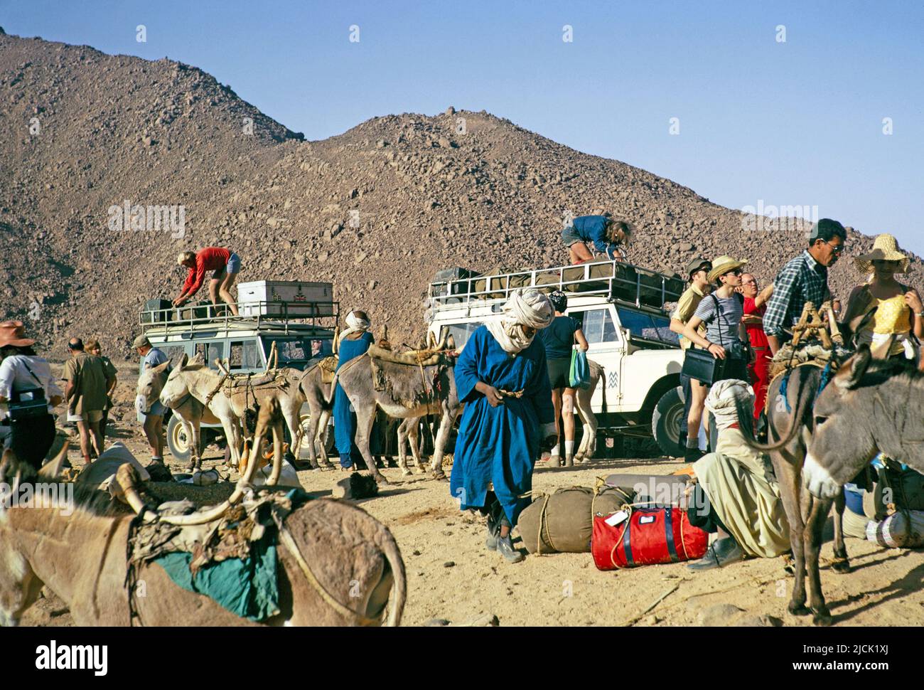 Unloading tourists and baggage, Landrovers of MIntrek Expeditions Ltd, Tassili N'Ajjer National Park, near Djanet, Algeria, north Africa 1973 Stock Photo