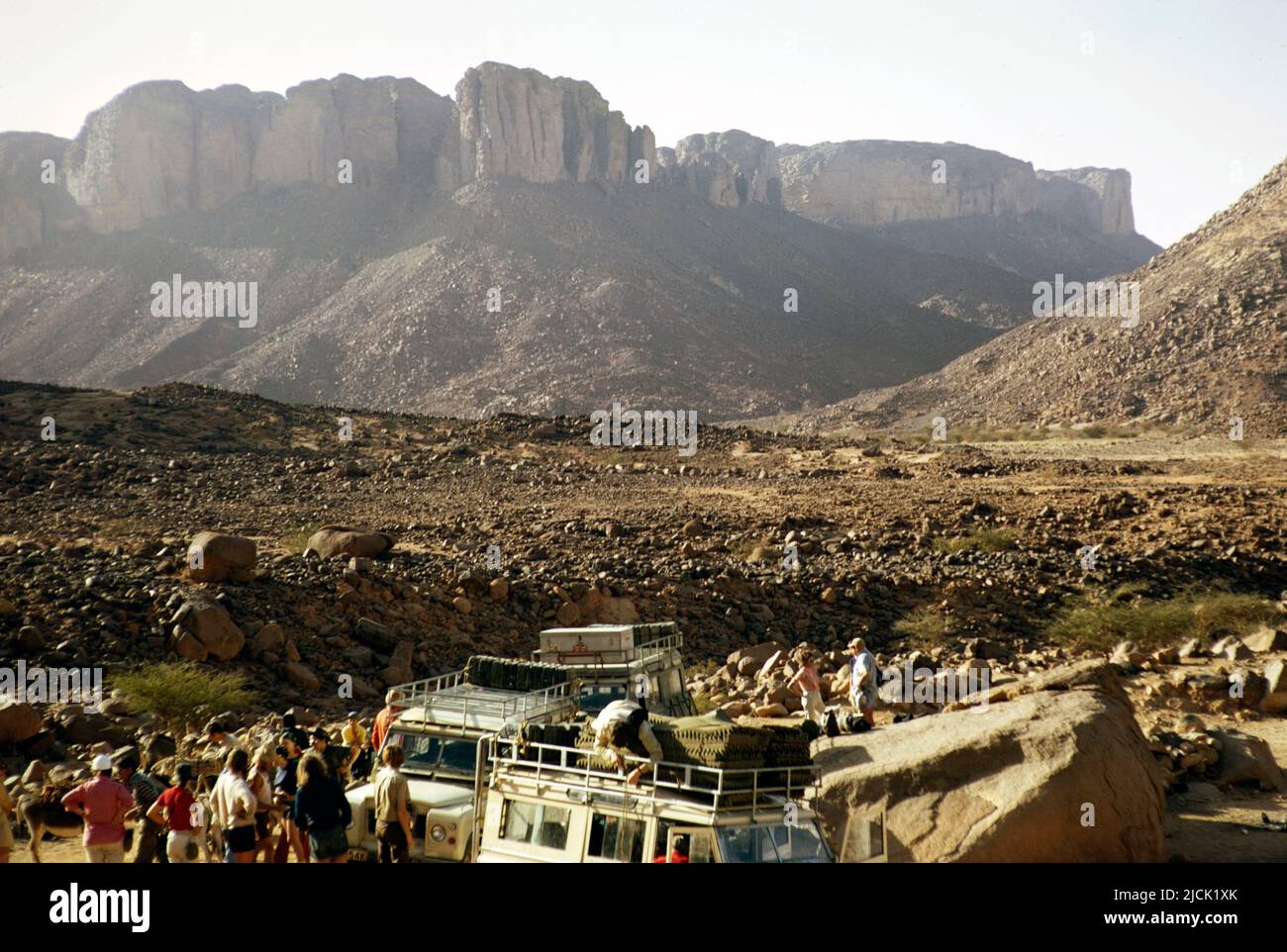 Unloading tourists and baggage, Landrovers of MIntrek Expeditions Ltd, Tassili N'Ajjer National Park, near Djanet, Algeria, north Africa 1973 Stock Photo