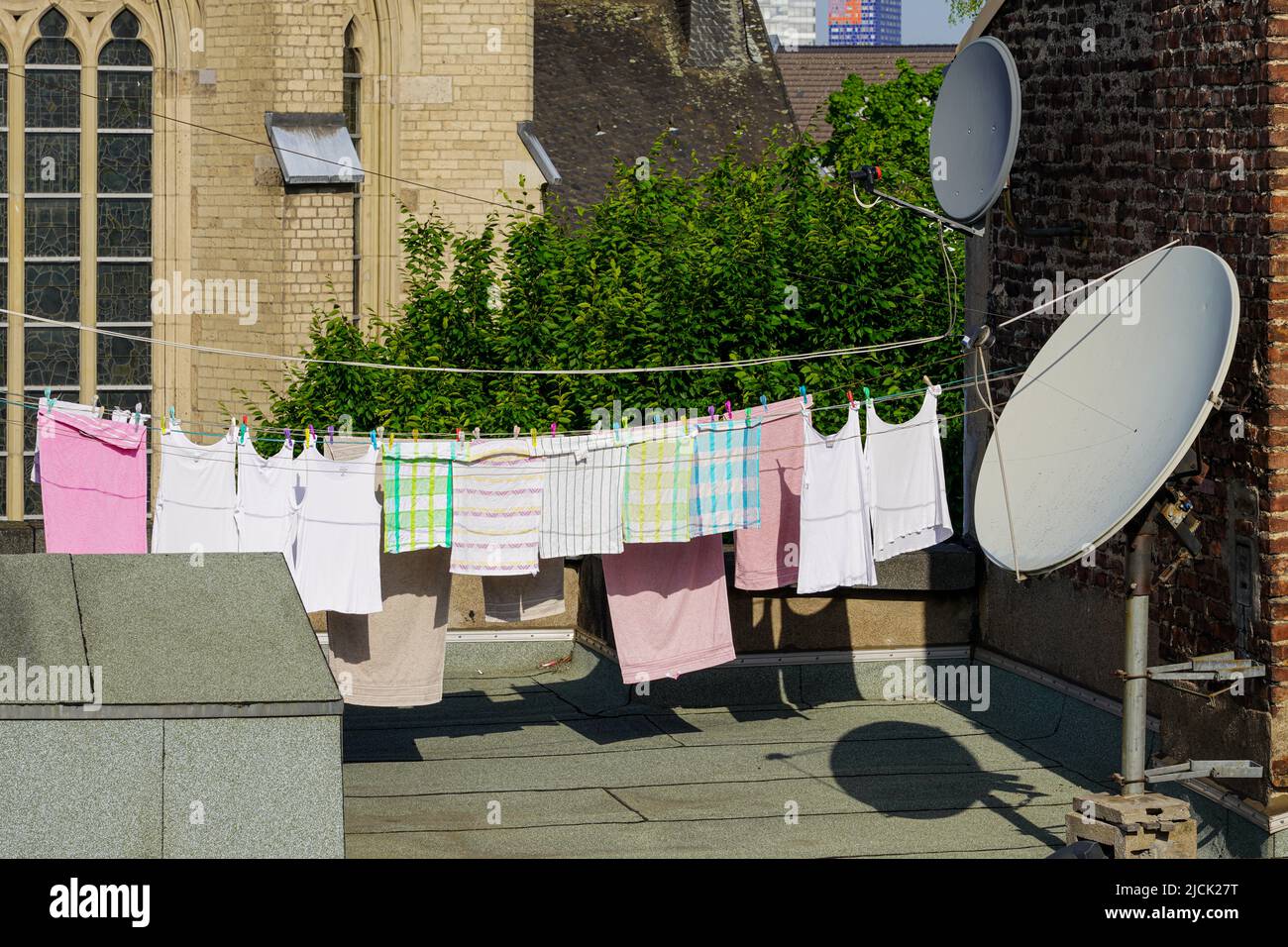 On the roof of an old building in Cologne, residents hang laundry to dry. Cologne, North Rhine-Westphalia, Germany, 22.5.22 Stock Photo