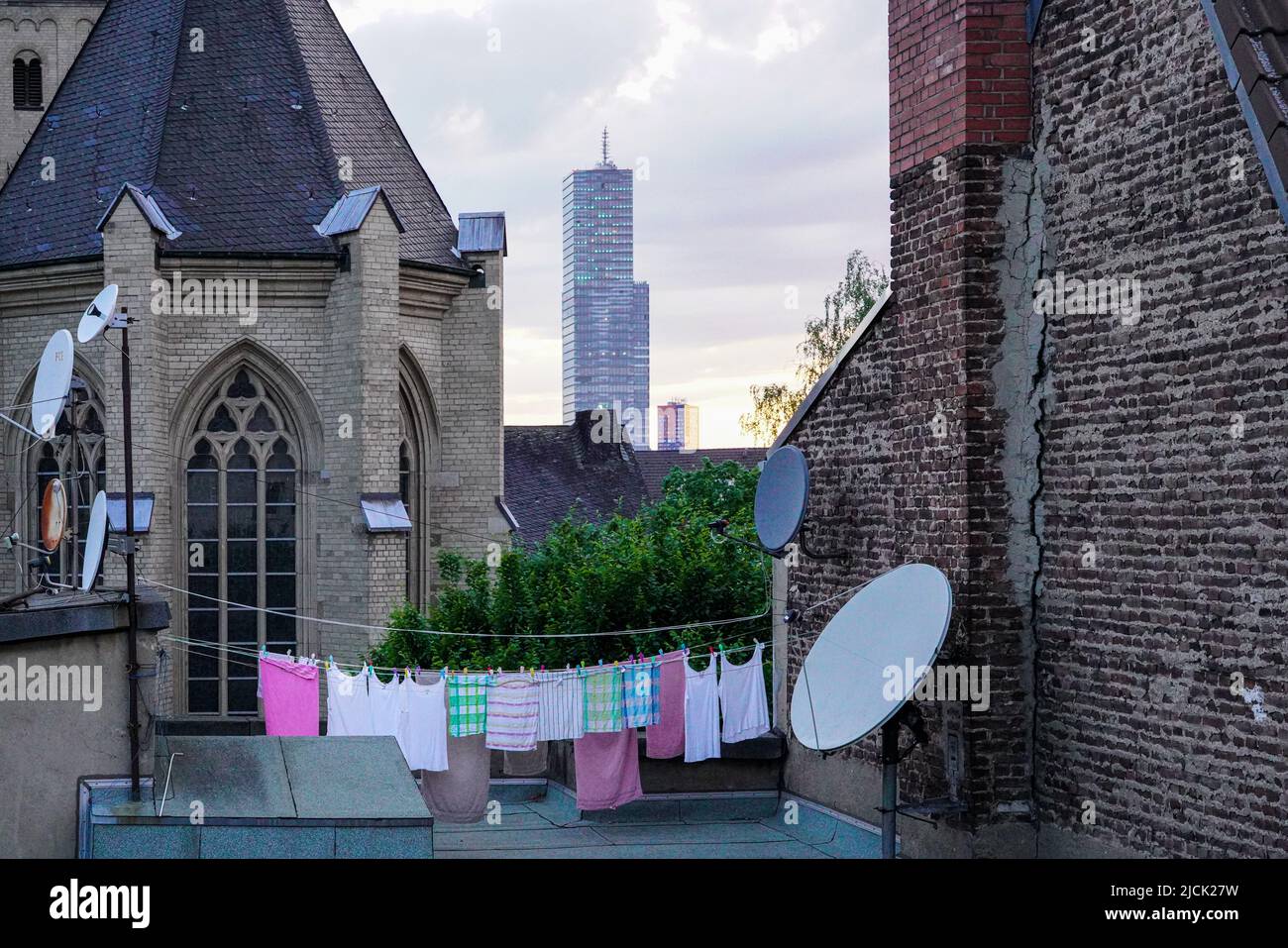 On the roof of an old building in Cologne, residents hang laundry to dry. Cologne, North Rhine-Westphalia, Germany, 21.5.22 Stock Photo
