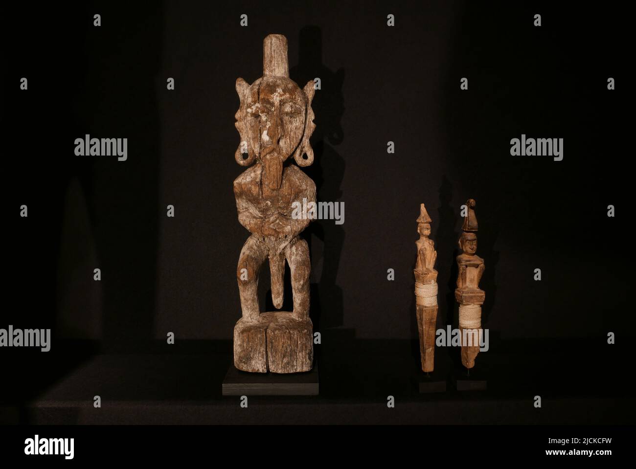 African tribal art hi-res stock photography and images - Alamy