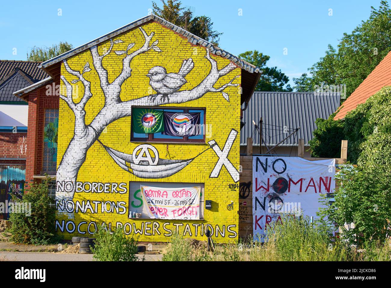 Environmental activists in the village of  Lützerath on Juni 13, 2022  in Lützerath, Germany.  Lützerath is a hamlet of the town of Erkelenz in North Rhine-Westphalia. The energy supply group RWE plans to demolish Lützerath completely in order to expand the Garzweiler opencast mine and open up the area for the mining of brown coal.  © Peter Schatz / Alamy Live News Stock Photo