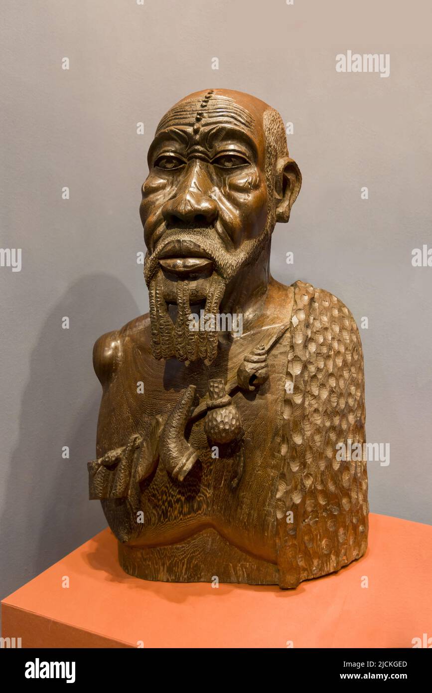 Beijing central gifts cultural relics management center - 1973 Congolese President give old man MAO zedongs woodcarving bust Stock Photo