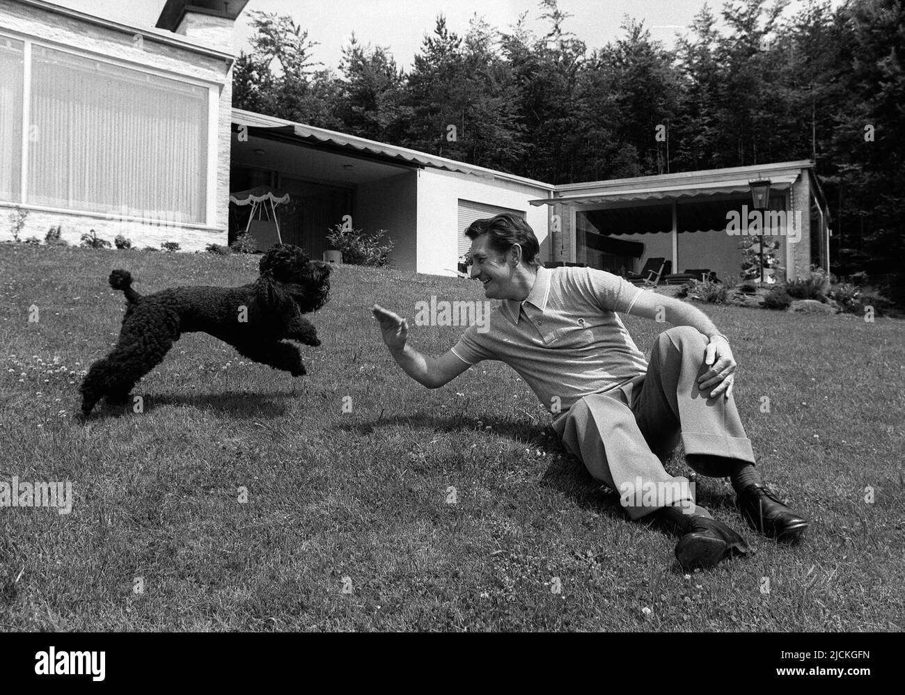 ARCHIVE PHOTO: 20 years ago, on June 17, 2002, soccer legend Fritz Walter died, 05SN FRITZWALTER.jpg Fritz WALTER, Germany, former soccer player, soccer world champion from 1954, plays with his dog Ariow in the garden of his house, sitting on the pitch , whole figure, 02/25/1990. Stock Photo