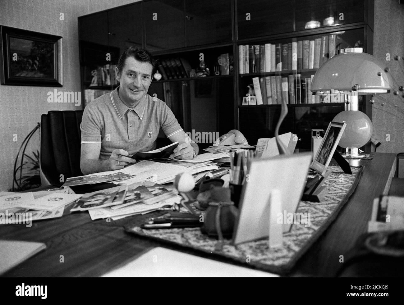 ARCHIVE PHOTO: Soccer legend Fritz Walter died 20 years ago, on June 17, 2002, 06SN FRITZWALTER.jpg Fritz WALTER, Germany, former soccer player, soccer world champion of 1954, sitting at the desk in his office, February 25, 1990. Stock Photo