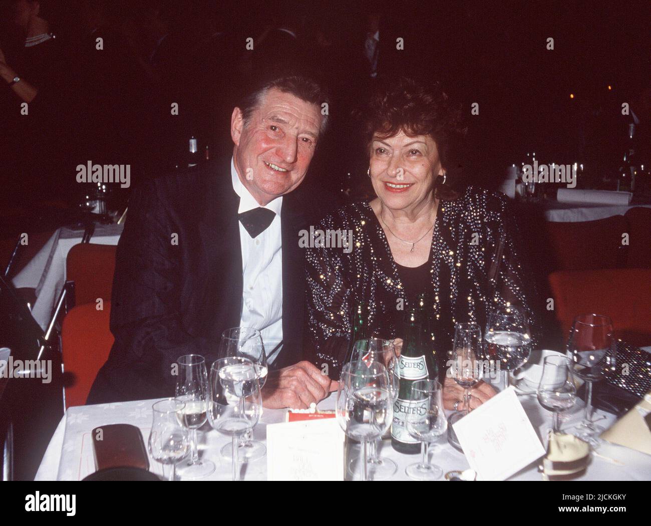 ARCHIVE PHOTO: 20 years ago, on June 17, 2002, soccer legend Fritz Walter died, 03SN FRITZWALTER021990SP.jpg Fritz WALTER, Germany, former soccer player, soccer world champion from 1954, is sitting with his wife Italia at the table at the Ball des Sports, 10/25/1995. Stock Photo