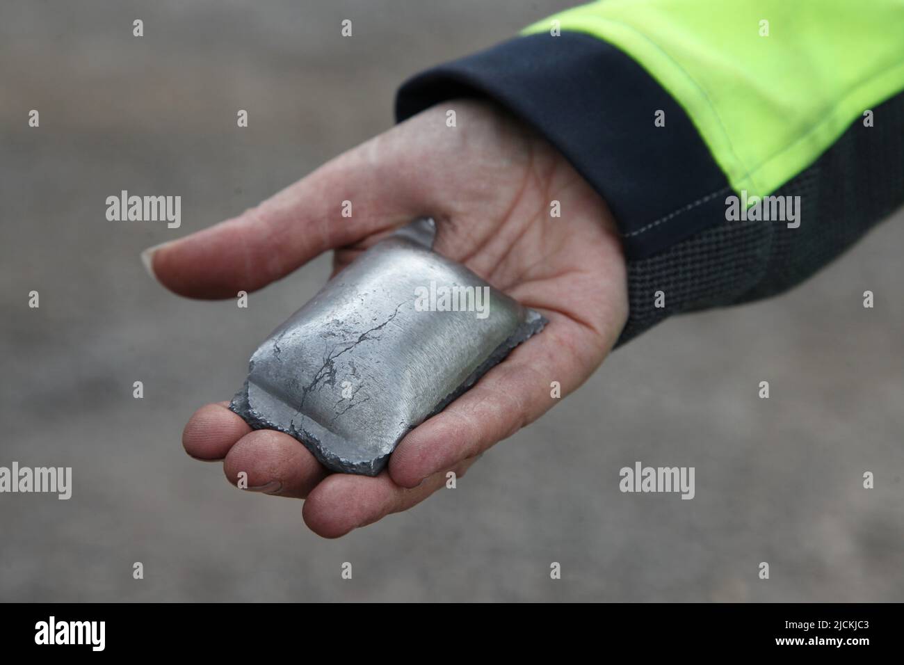 08 June 2022, Sweden, Luleå: An employee of the Hybrit initiative in Luleå in northern Sweden shows fossil-free produced sponge iron, the raw material from which steel is made. Steelmaker SSAB, iron ore producer LKAB and energy supplier Vattenfall are working on the project to produce fossil-free steel that does not produce climate-damaging CO2. (to dpa "Green steel from northern Sweden - hydrogen storage facility is inaugurated") Photo: Steffen Trumpf/dpa Stock Photo