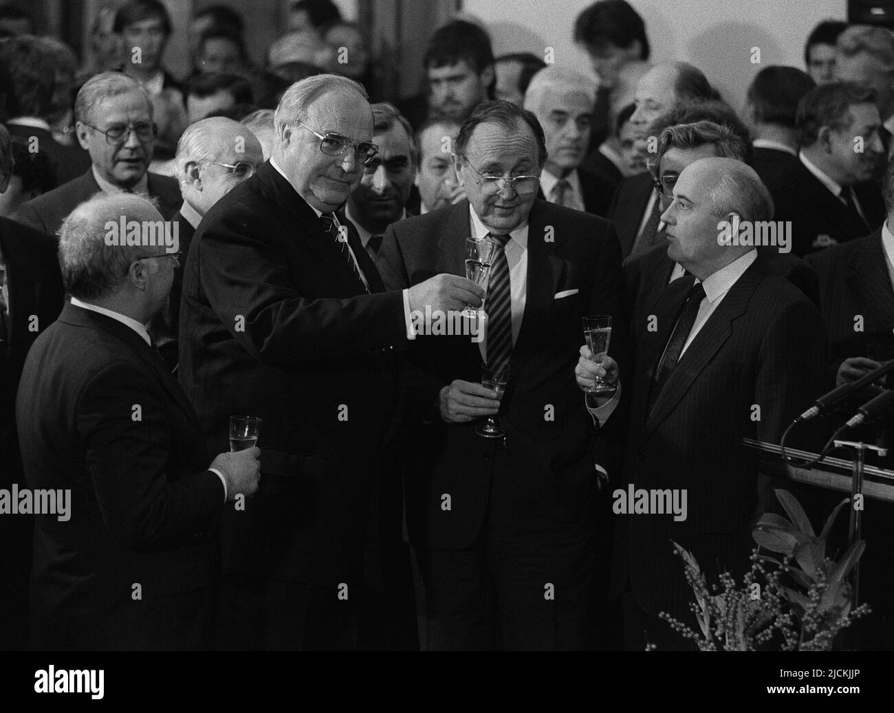 ARCHIVE PHOTO: 5 years ago, on June 16, 2017, Helmut KOHL died, Gorbachev in Bonn, signing of the German-Soviet peace treaty in the Adenauerhaus, Norbert BLUEM, Federal Chancellor Helmut KOHL, Federal Foreign Minister Hans-Dietrich GENSCHER and the Soviet head of state Michael GORBATSCHOW (from left ) toast with a glass of sparkling wine, b/w recording, landscape format, half figures, German unit, Stock Photo