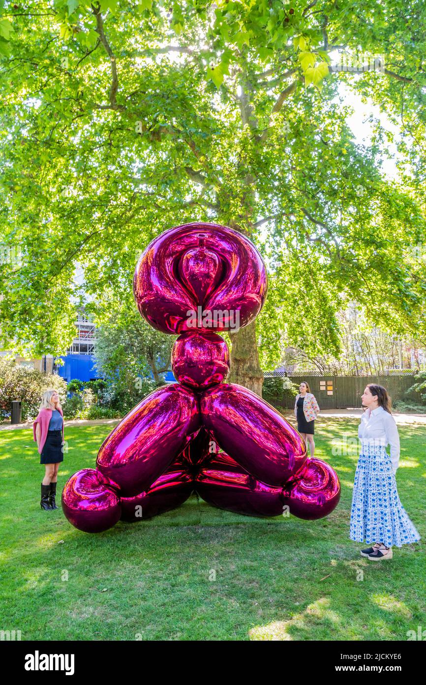 wildernis detectie band London, UK. 14th June, 2022. Jeff Koons' Balloon Monkey (Magenta), est  £6-10m, Presented by Victor and Olena Pinchuk to Raise Funds for  Humanitarian Aid for Ukraine organised by Christie's, London in St