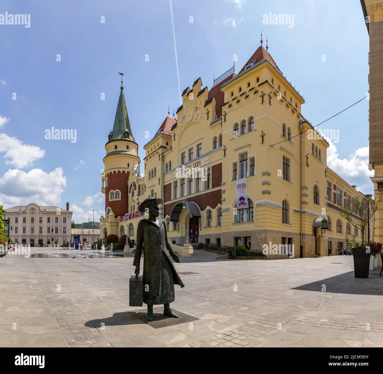 Fountain in front train station hi-res stock photography and images - Alamy