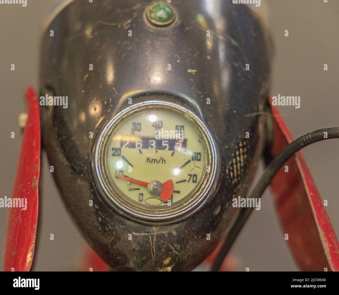 Classic Motorcycle Speedometer Gauge Integrated in Headlight Housing