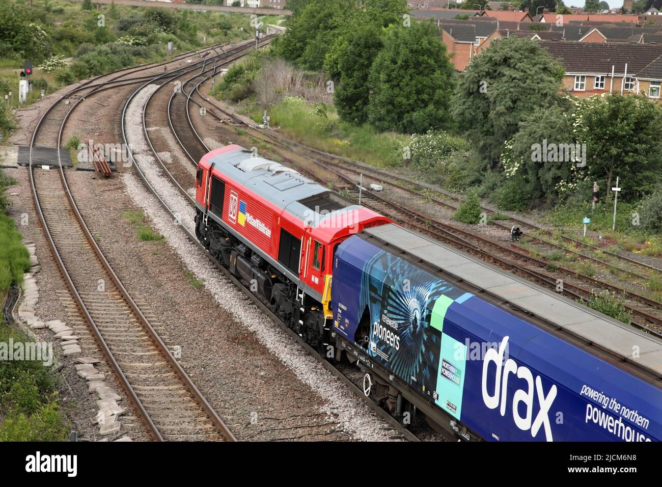 DB Cargo Class 66 loco 66099 hauls the 0815 Immingham to Drax Power Station biomass service through Scunthorpe on 14/6/22. Stock Photo