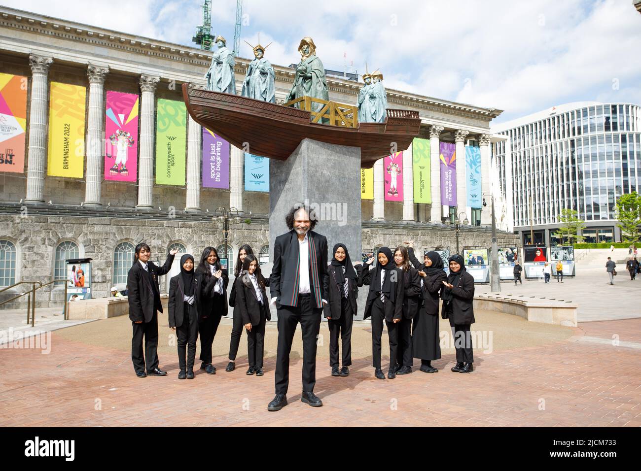 A major public artwork in which acclaimed Guyanese-British artist Hew Locke reimagines Birmingham’s city-centre sculpture of Queen Victoria. The project has been commissioned by Ikon Gallery for the Birmingham 2022 Festival (the cultural programme of the Commonwealth Games).  Titled Foreign Exchange, the spectacular work will be Locke’s first temporary public sculpture. Pictured Hew Locke with pupils from Small Heath Academy. Stock Photo