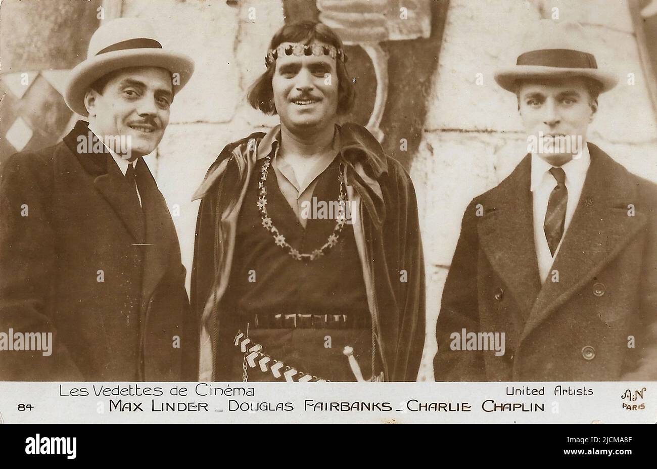 Portrait of Douglas Fairbanks on the set of Robin Hood (1922), with Charlie Chaplin en Max Linder. - Silent Hollywood era Stock Photo