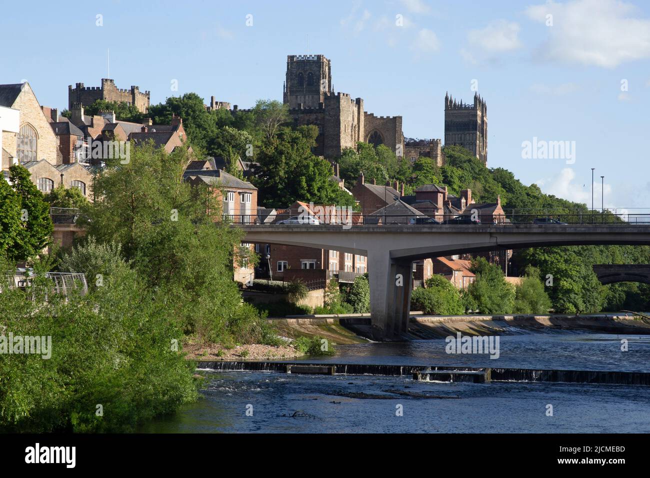 Durham cathedral and castle with the River Wear in the foreground and ...