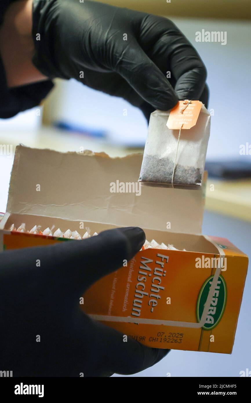 14 June 2022, Saxony-Anhalt, Raßnitz: A female judicial officer of the so-called special security and auditing service (BSRD) searches through tea bags as a popular hiding place in a detention room Auditing operation at the Raßnitz Juvenile Institution (JA). About 12 of these inspections are carried out in all detention centers each year. The aim is to find prohibited items such as weapons or storage media, as well as alcohol and drugs. Photo: Jan Woitas/dpa Stock Photo