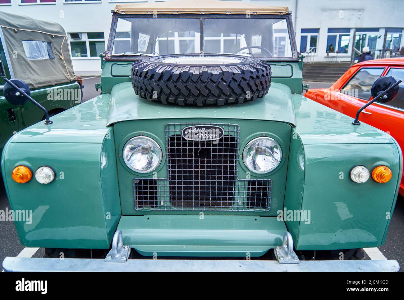Green front of land rover hi-res stock photography and images - Page 2 -  Alamy