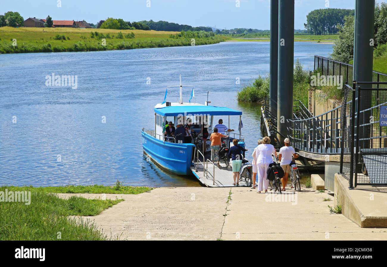 Veerpont Geulle Uikhoven, Belgium - Juin 9. 2022: River Maas at border between Netherlands and Belgium, pier with small passenger bicycle ferry Stock Photo