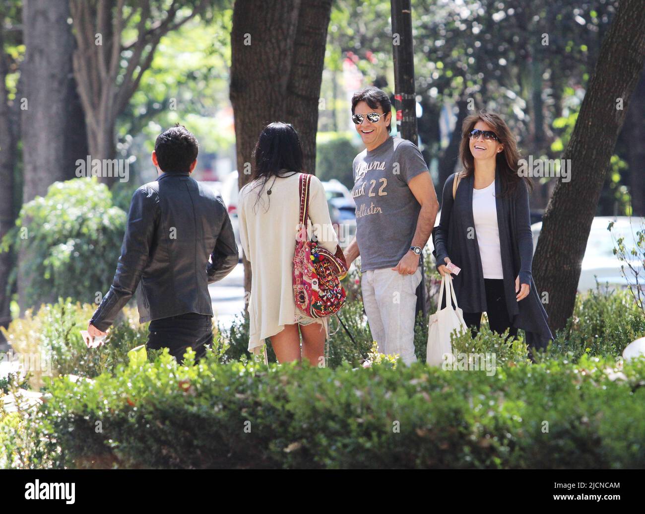 Mexico D.F., 18/02/2014, Paparazzi, El actor Eugenio Derbez, Aislinn