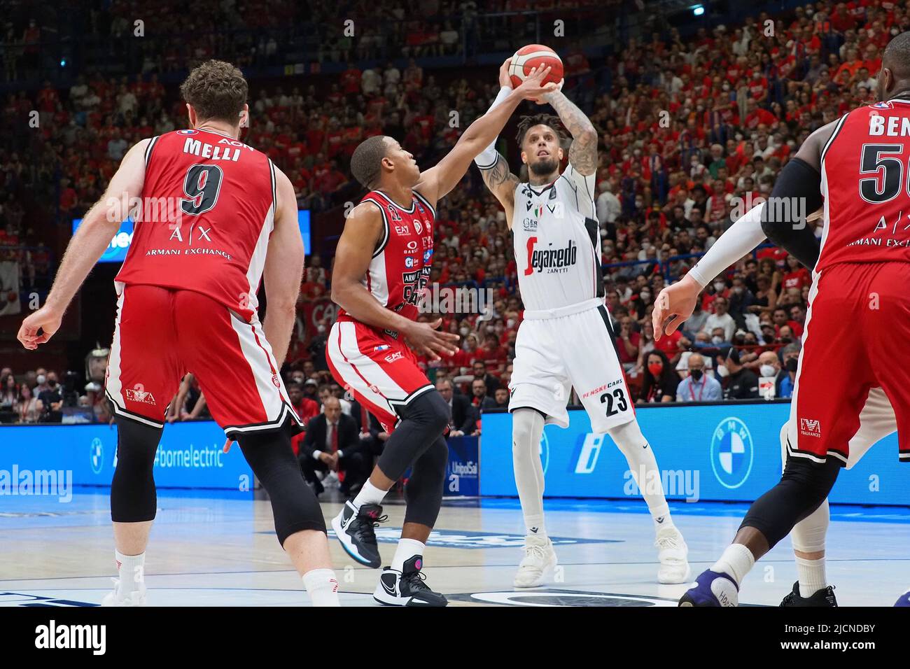 Devon Hall buzzer-beater gives Olimpia Milano win over Virtus Bologna Devon Hall buzzer-beater gives Olimpia Milano win over Virtus Bologna