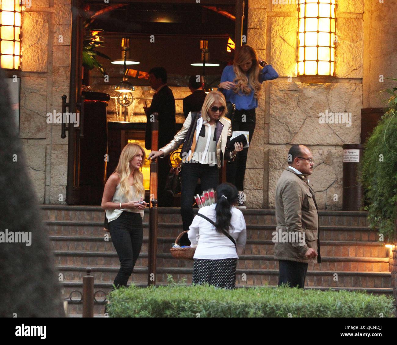 Mexico D.F., 13/02/2014, Paparazzi, La periodista Laura Bozzo con su hija  Alejandra de la Fuente saliendo de un restaurante en la Ciudad de Mexico  Stock Photo - Alamy, image size:1300x1130