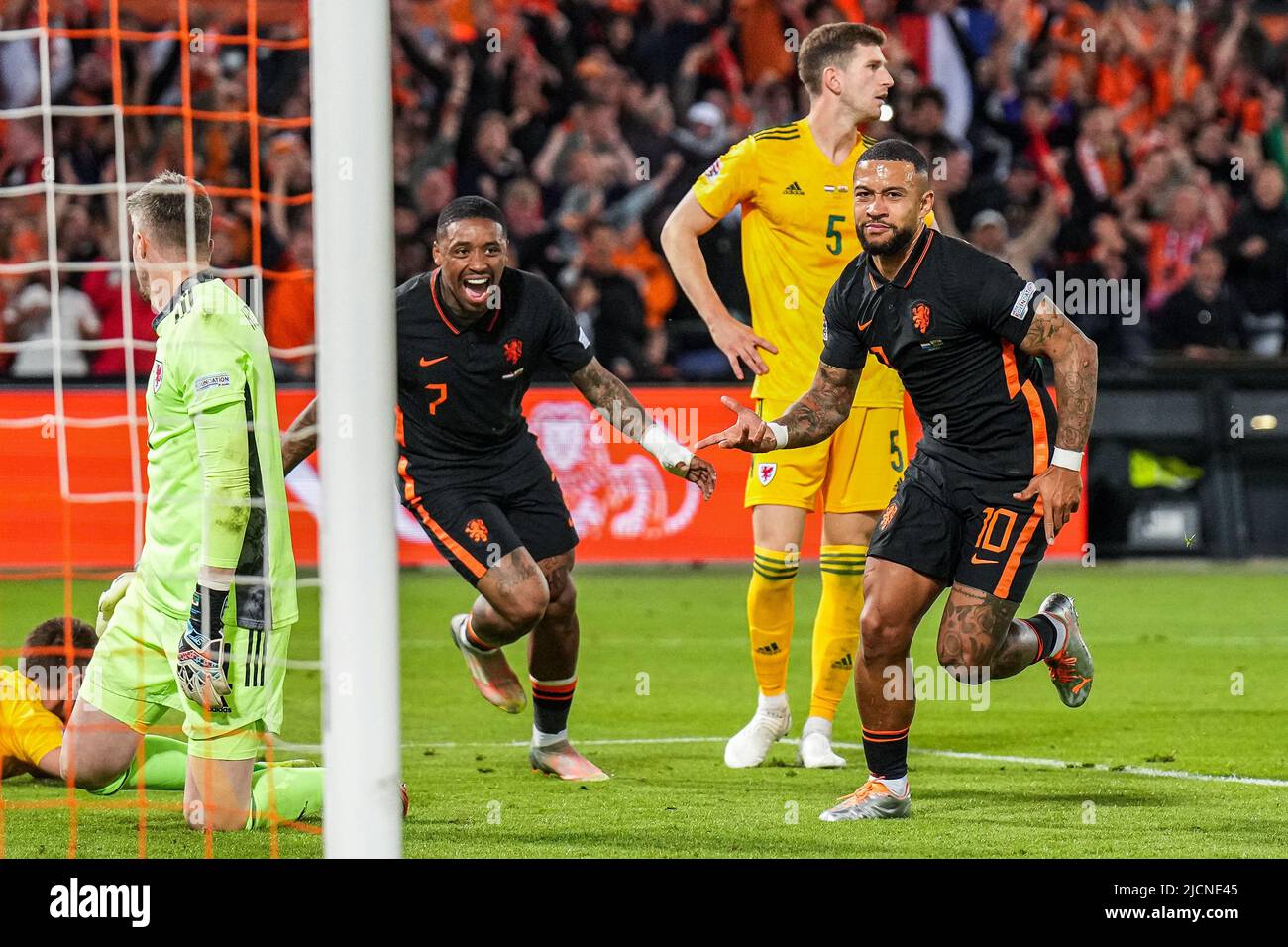Rotterdam, Netherlands. 14 June 2022, Rotterdam, Netherlands. 14 June 2022, Memphis Depay of Holland celebrates the 3-2 during the match between Holland v Wales at Stadion Feijenoord de Kuip on 14 June 2022 in Rotterdam, Netherlands. (Box to Box Pictures/Yannick Verhoeven) Stock Photo