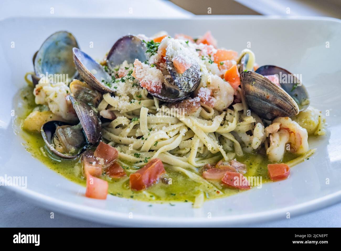 Seafood LInguine with Mussels in White Wine Sauce Stock Photo Alamy