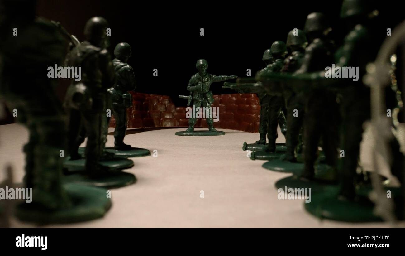 Military themed footage. Toy soldiers stand in a row. Composition of many  toy soldiers Stock Photo - Alamy, image size:1300x821