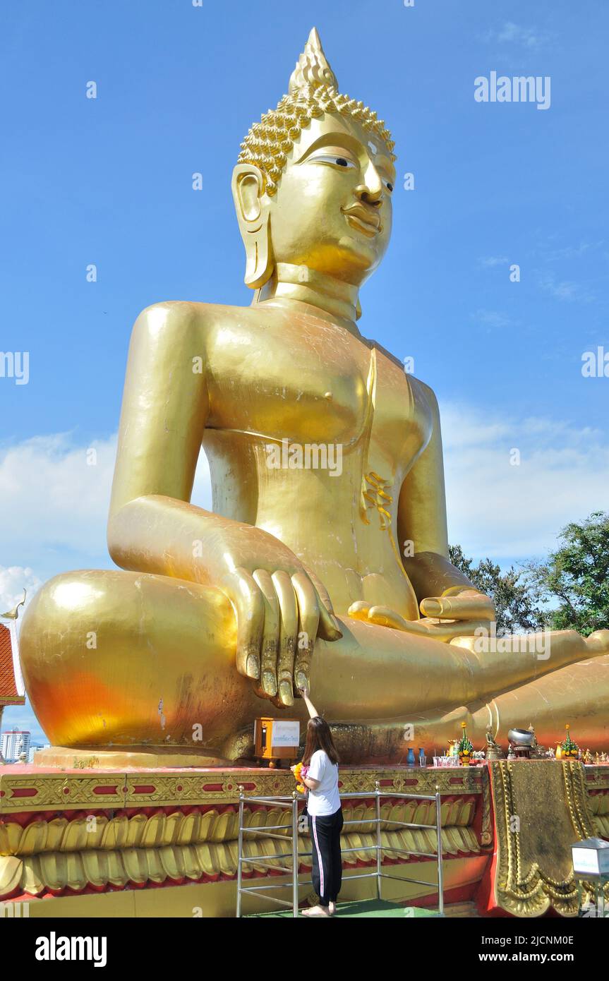Giant gold buddha statue at the Wat Phra Yai temple (Big Buddha Hill