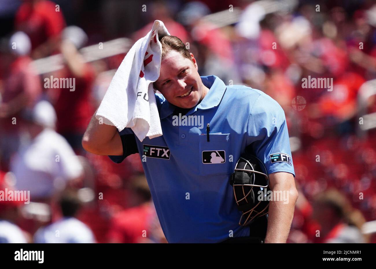 St. Louis, United States. 14th June, 2022. Home plate umpire Clint Vondrak tries to cool down with a towel during the eighth inning of a game between the Pittsburgh Pirates and St. Louis Cardinals at Busch Stadium in St. Louis on Tuesday, June 14, 2022. Temperatures reached 97 degrees with high humidity. Photo by Bill Greenblatt/UPI Credit: UPI/Alamy Live News Stock Photo