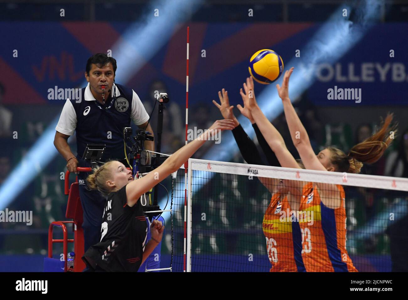 Brasilia, Brazil. 14th June, 2022. DF - Brasilia - 06/14/2022 - FEMALE NATIONS VOLLEYBALL LEAGUE NETHERLANDS X GERMANY - Hippe Saskia player from Germany attacks during a match against Netherlands at Nilson Nelson Gymnasium for the Women's Volleyball Nations League 2022. Photo: Mateus Bonomi/AGIF/Sipa USA Credit: Sipa USA/Alamy Live News Stock Photo