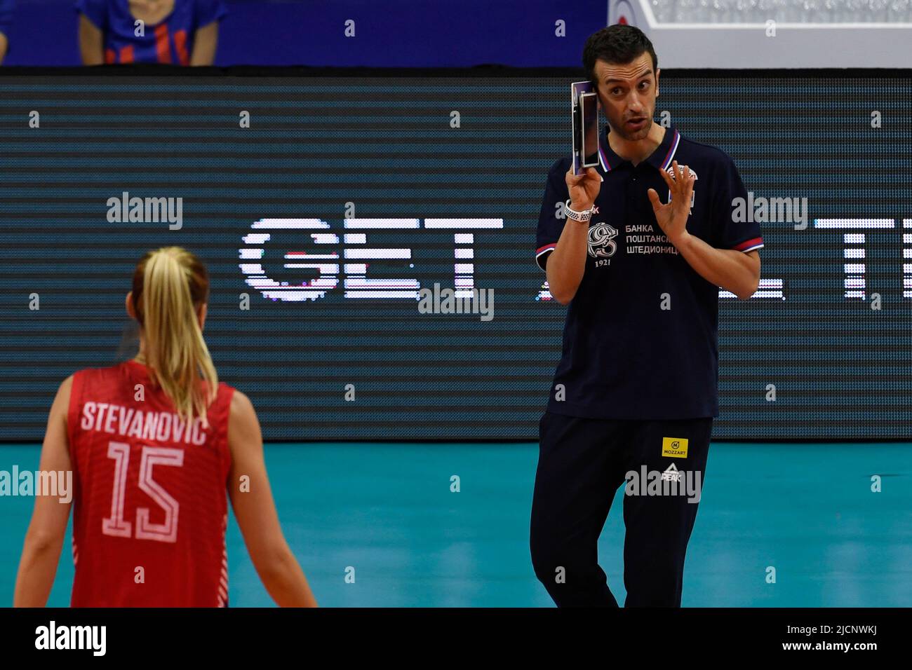 Brasilia, Brazil. 14th June, 2022. DF - Brasilia - 06/14/2022 - WOMEN'S VOLLEY LEAGUE OF NATIONS SERBIA X ITALY - Serbia coach Daniele Santarelli guides players in the match against Italy at Nilson Nelson Gymnasium for the Women's Volleyball Nations League 2022. Photo: Mateus Bonomi/AGIF/Sipa USA Credit: Sipa USA/Alamy Live News Stock Photo