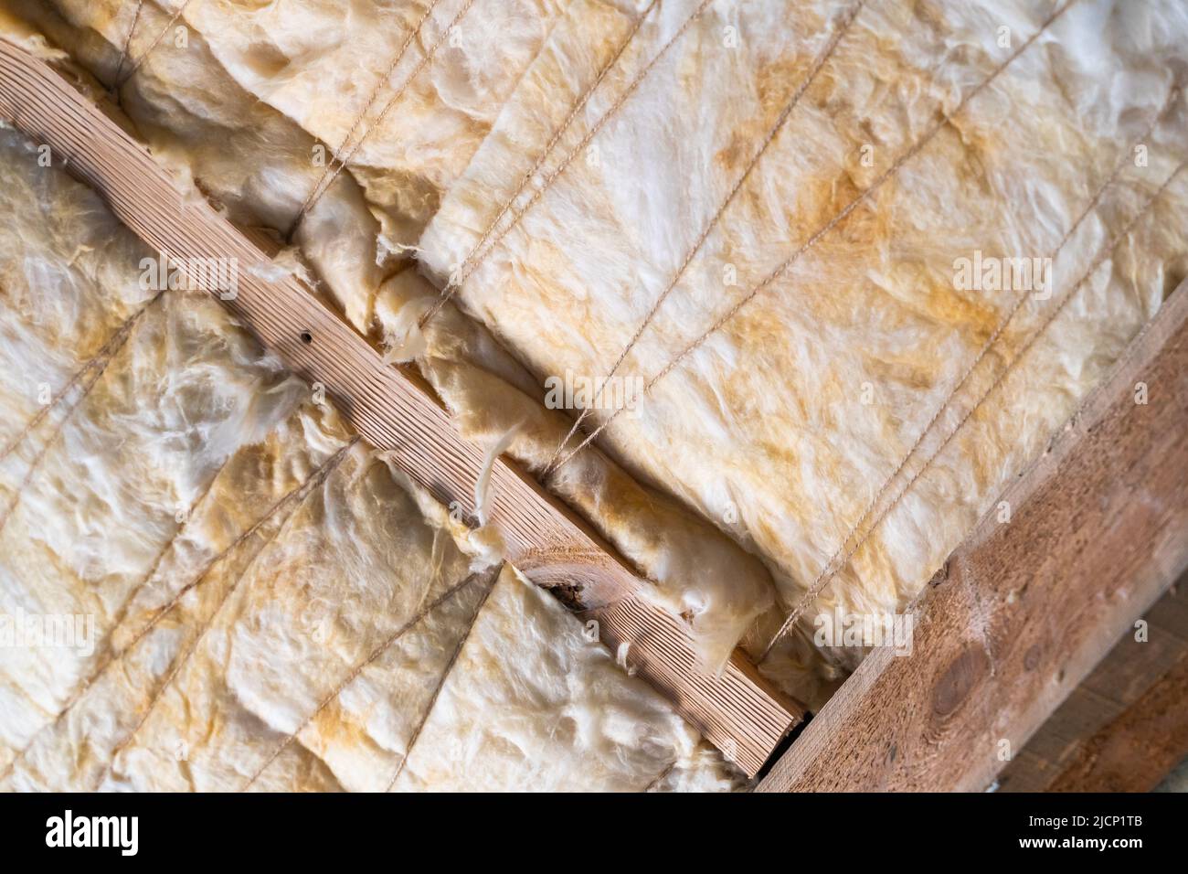 The roof is insulated with green mineral wool and yellow glass wool and