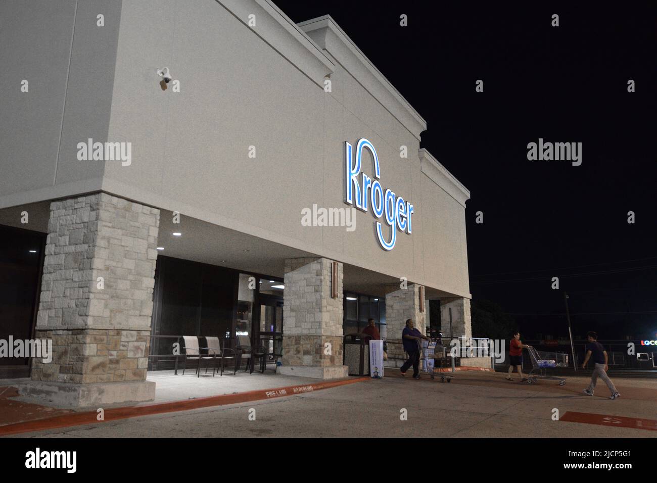 Night photo of Kroger grocery store in Irving, Texas Stock Photo Alamy