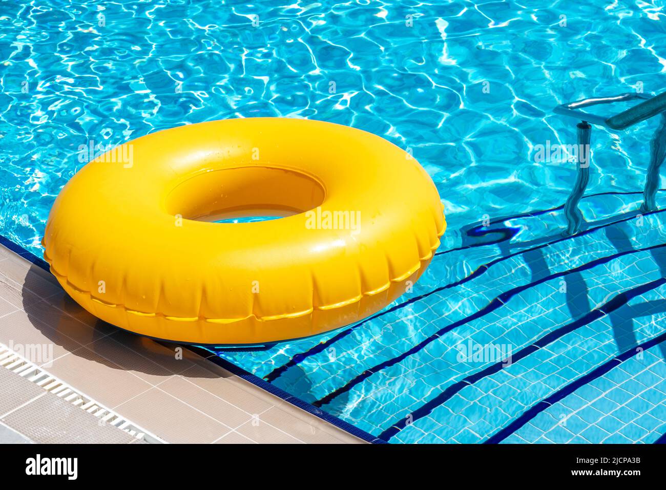 Floating ring pool outlet