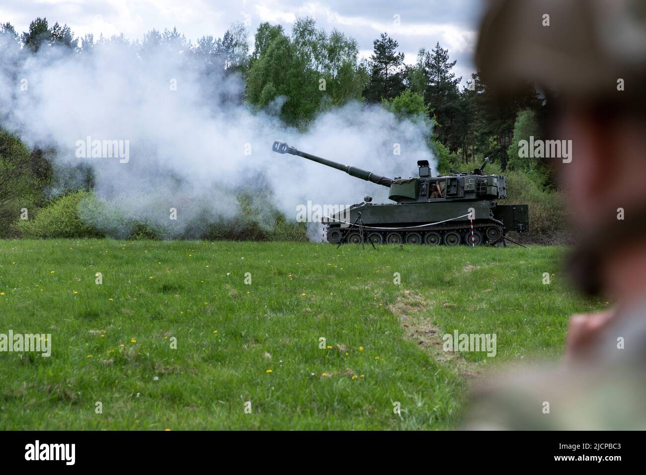 Germany. 12th May, 2022. A U.S. Soldier watches Ukrainian artillerymen fire the M109 self-propelled howitzer at Grafenwoehr Training Area, Germany, May 12, 2022. Soldiers from the U.S. and Norway trained Armed Forces of Ukraine artillerymen on the howitzers as part of security assistance packages from their respective countries. Credit: U.S. Army/ZUMA Press Wire Service/ZUMAPRESS.com/Alamy Live News Stock Photo