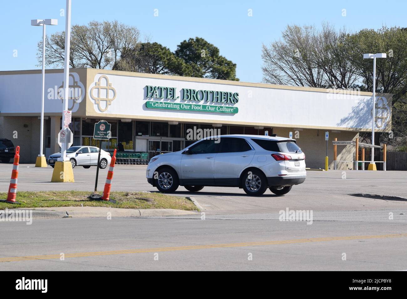 Silver SUV turning into the Patel Brothers grocery store in Irving, Texas Stock Photo