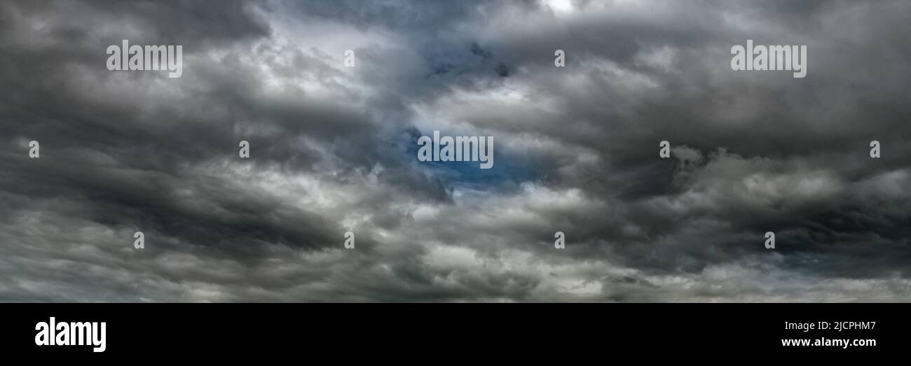 Dramatic stormy sky, dark clouds before rain Stock Photo - Alamy