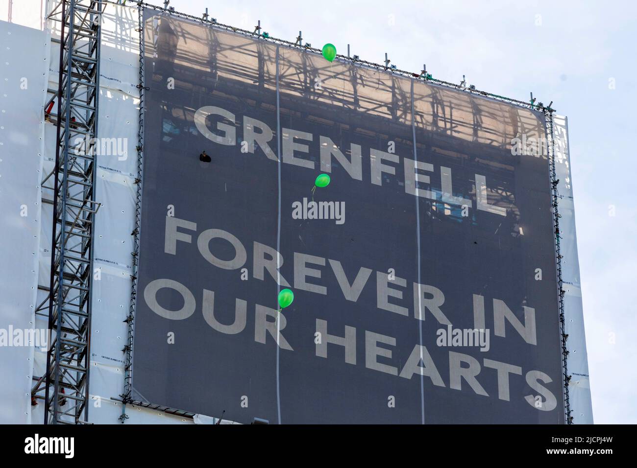 A memorial service is held at Grenfell Tower to commemorate the 5th Anniversary of the Grenfell Fire.  Pictured: Balloons are released to represent ea Stock Photo
