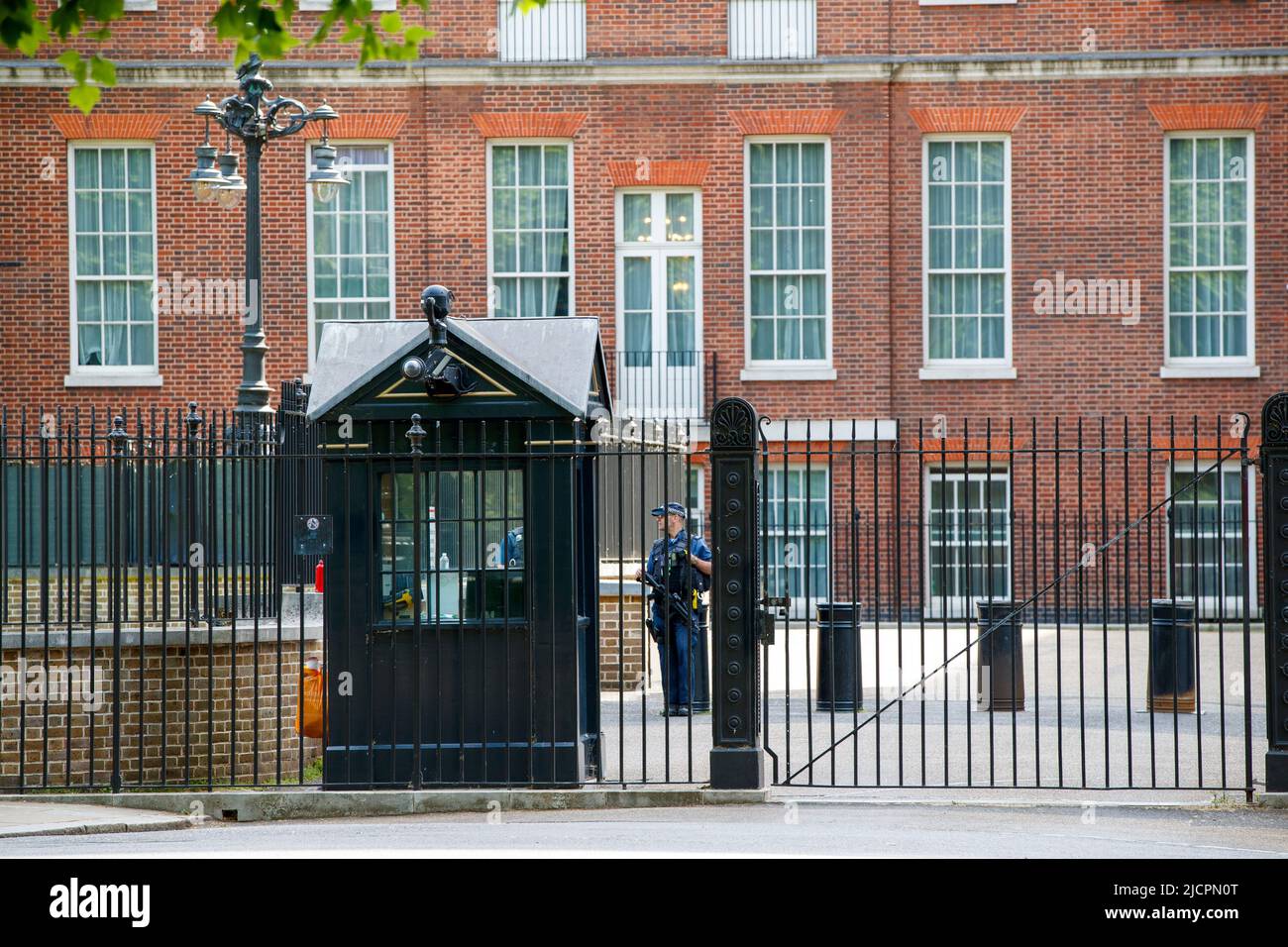 Armed police guard at side entrance to Downing Street, London, England, United Kingdom on Wednesday, May 18, 2022.Photo: David Rowland / One-Image.com Stock Photo