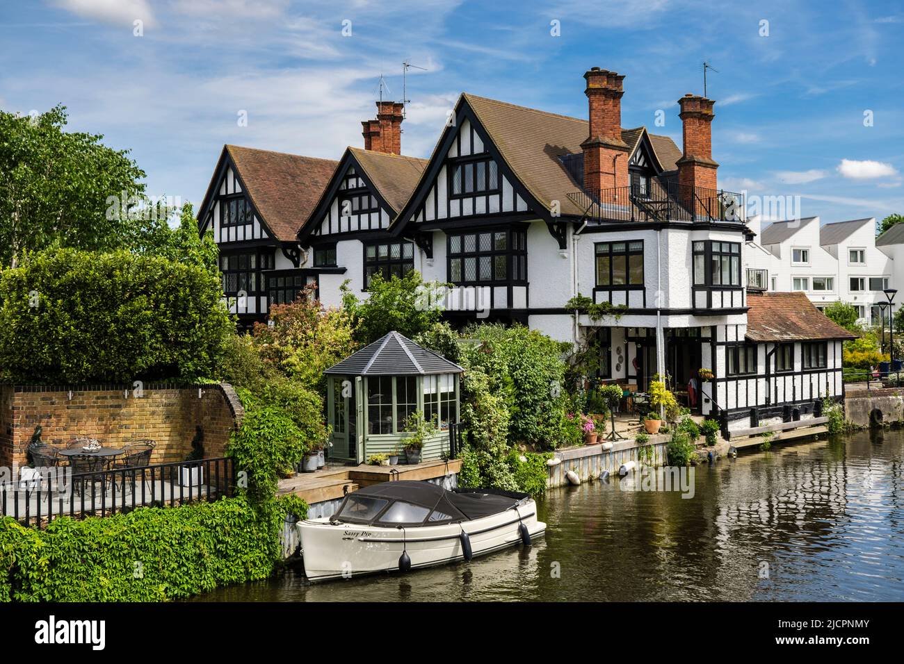 Properties at Marlow Lock on the River Thames. Marlow, Buckinghamshire, England, UK, Britain Stock Photo