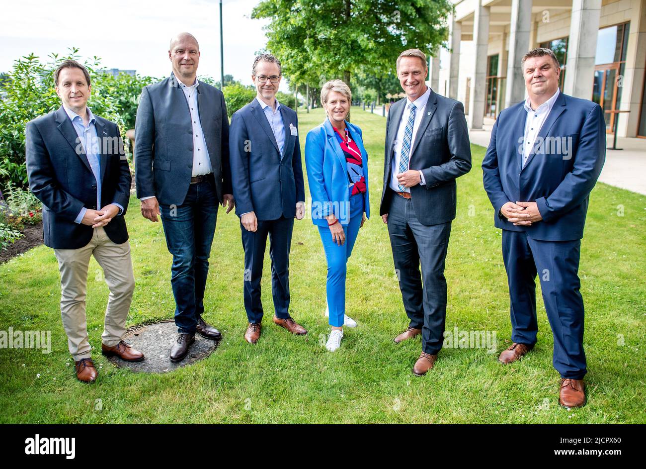 15 June 2022, Lower Saxony, Wilhelmshaven: Armin Kanning (l-r), Managing Director of Wangerland Touristik, Göran Sell, acting Managing Director of Tourismusagentur Nordsee GmbH, Berend Lindner, State Secretary in Lower Saxony's Ministry of Economics, Sonja Janßen, Managing Director of Die Nordsee GmbH, Holger Heymann, District Administrator in the Wittmund district and Chairman of Tourismusverband Nordsee e.V., and Carsten Feist (non-party), Mayor of the City of Wilhelmshaven, stand in front of the Atlantic Hotel before the start of the North Sea Tourism Day 2022. The focus of this year's meet Stock Photo