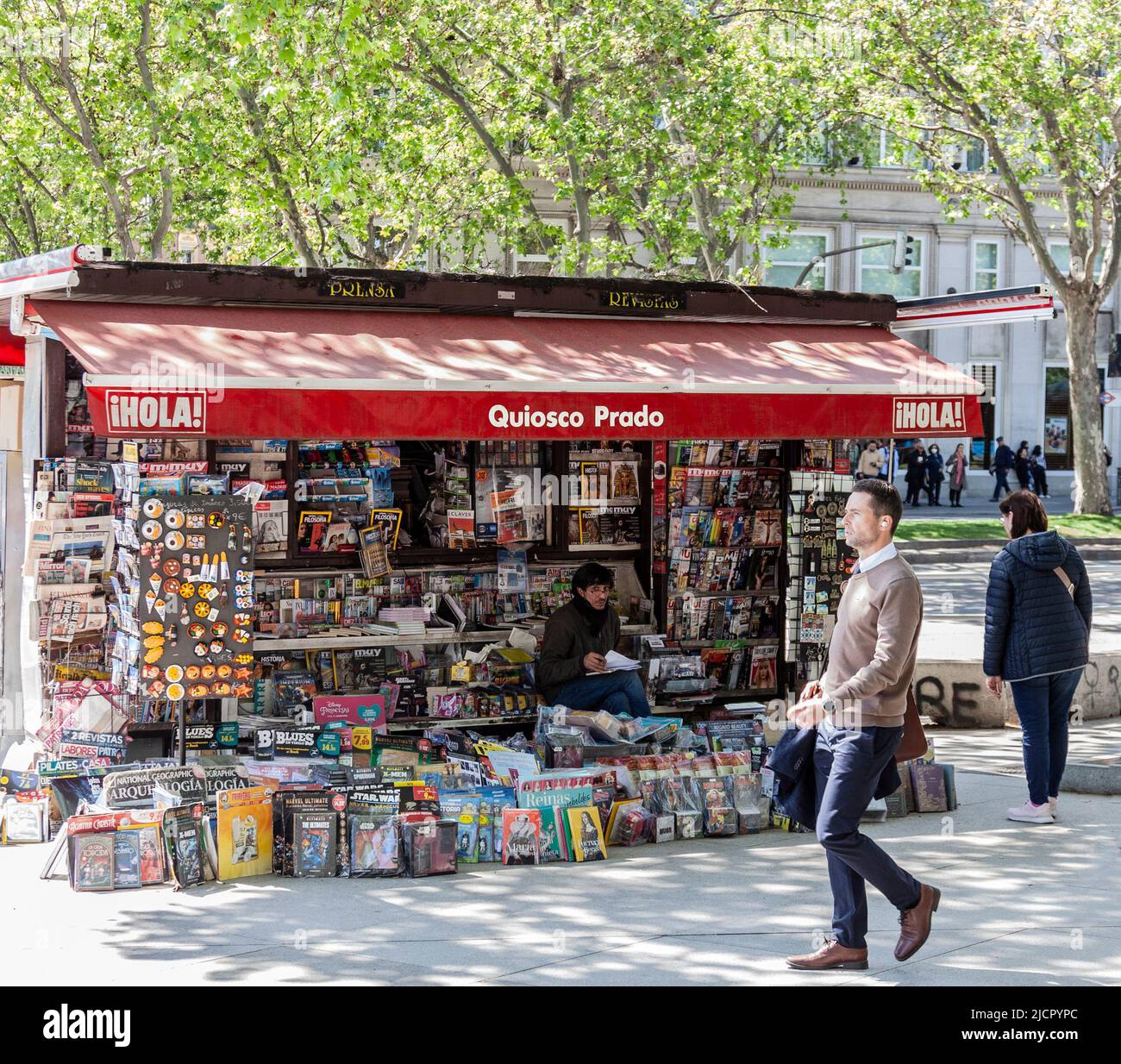 Quiosco Prado, a street kiosk near the Prado Museum in central Madrid. It sells quick turnover goods such as magazines, newspapers, maps, and books. Stock Photo
