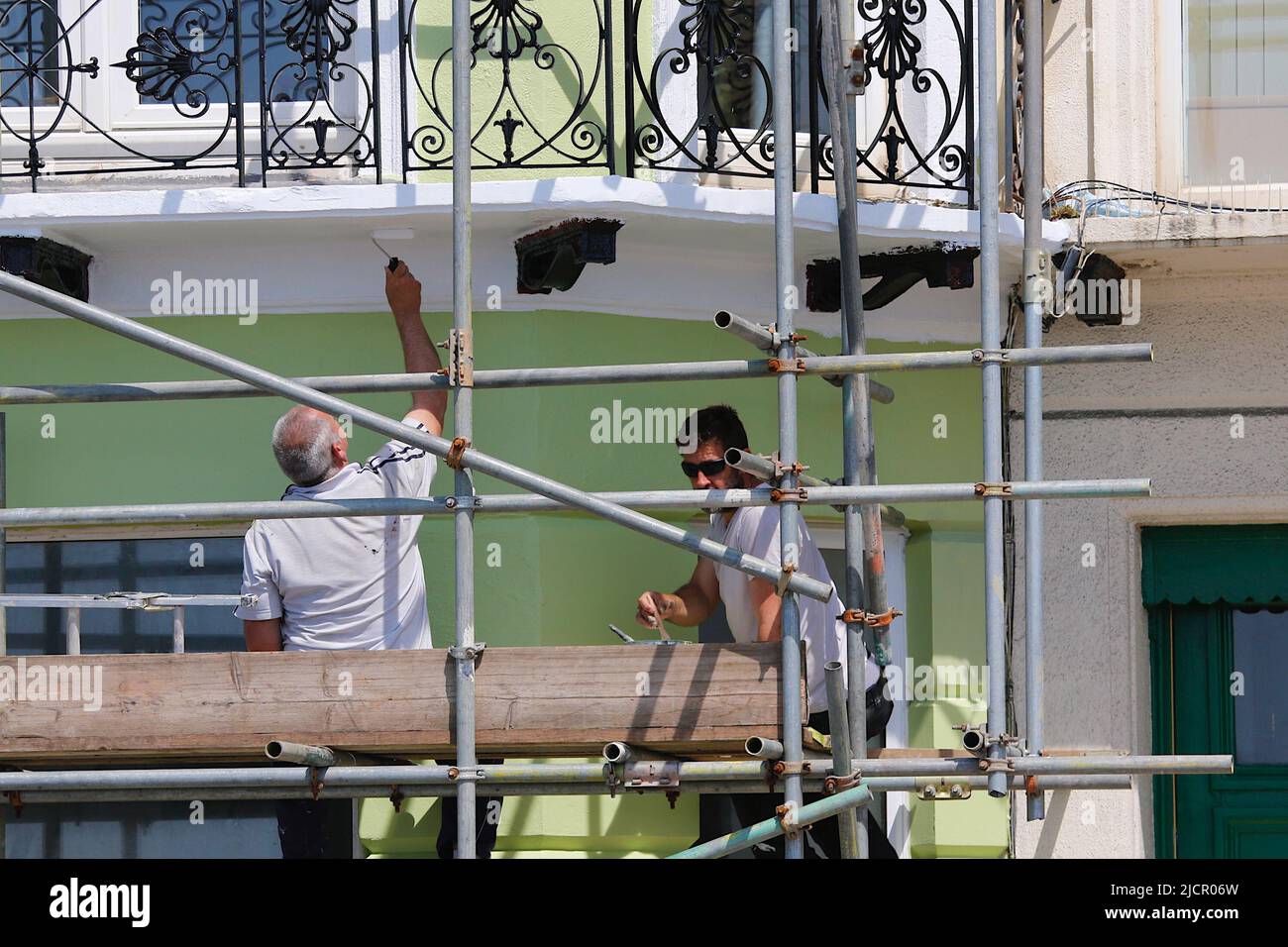 Hastings, East Sussex, UK. 15 Jun, 2022. UK Weather: Hot and sunny at the seaside town of Hastings in East Sussex as Brits enjoy the warm weather today along the seafront promenade. Builders working on scaffolding in the sweltering heat. Photo Credit: Paul Lawrenson /Alamy Live News Stock Photo